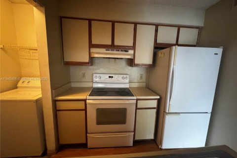 Condo in Pompano Beach, Florida, 1 bedroom  № 1834149 - photo 10