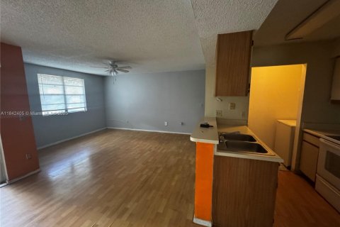 Condo in Pompano Beach, Florida, 1 bedroom  № 1834149 - photo 9