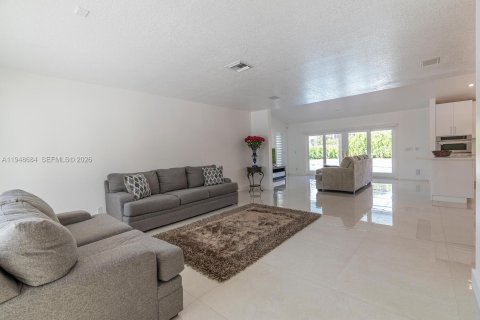 Снять в аренду виллу или дом в Катлер-Бей, Флорида 4 спальни, 229.75м2, № 2004533 - фото 5