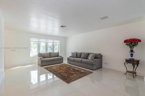 Снять в аренду виллу или дом в Катлер-Бей, Флорида 4 спальни, 229.75м2, № 2004533 - фото 6