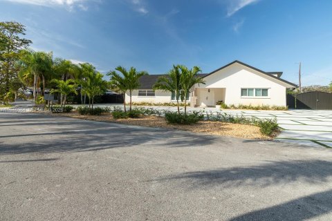 Снять в аренду виллу или дом в Катлер-Бей, Флорида 4 спальни, 229.75м2, № 2004533 - фото 3