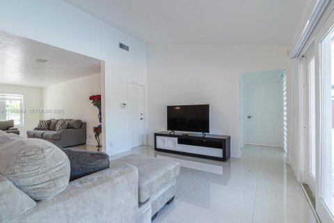 Снять в аренду виллу или дом в Катлер-Бей, Флорида 4 спальни, 229.75м2, № 2004533 - фото 11