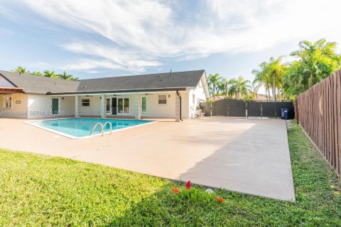 Снять в аренду виллу или дом в Катлер-Бей, Флорида 4 спальни, 229.75м2, № 2004533 - фото 2