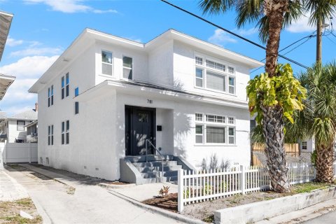 House in Saint Petersburg, Florida 4 bedrooms, 244.43 sq.m. № 2258537 - photo 2