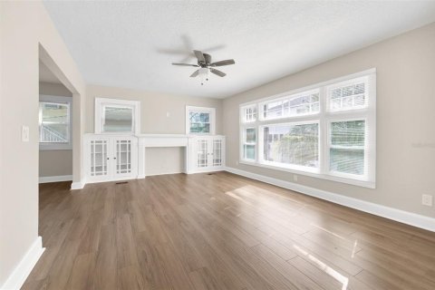 House in Saint Petersburg, Florida 4 bedrooms, 244.43 sq.m. № 2258537 - photo 3