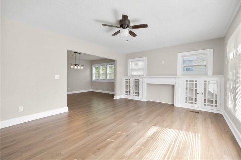 House in Saint Petersburg, Florida 4 bedrooms, 244.43 sq.m. № 2258537 - photo 4