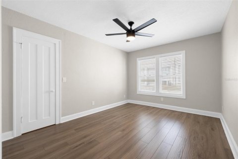 House in Saint Petersburg, Florida 4 bedrooms, 244.43 sq.m. № 2258537 - photo 6