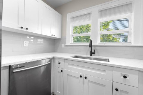 House in Saint Petersburg, Florida 4 bedrooms, 244.43 sq.m. № 2258537 - photo 19