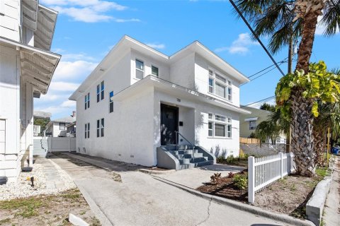 House in Saint Petersburg, Florida 4 bedrooms, 244.43 sq.m. № 2258537