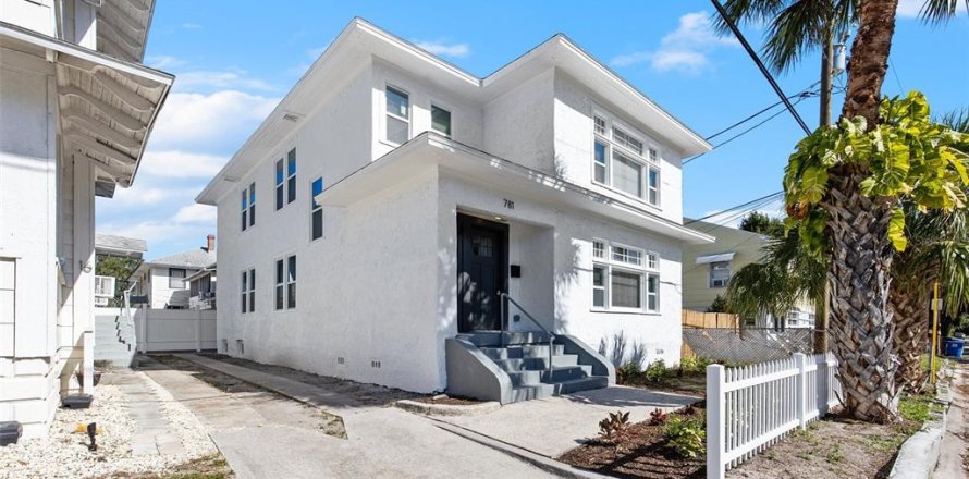 House in Saint Petersburg, Florida 4 bedrooms, 244.43 sq.m. № 2258537