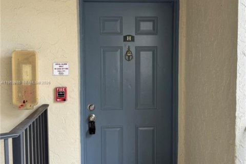 Condominio en West Palm Beach, Florida, 2 dormitorios  № 2008709