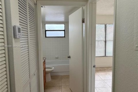 Condominio en alquiler en West Palm Beach, Florida, 2 dormitorios, 83.98 m2 № 2008709 - foto 11