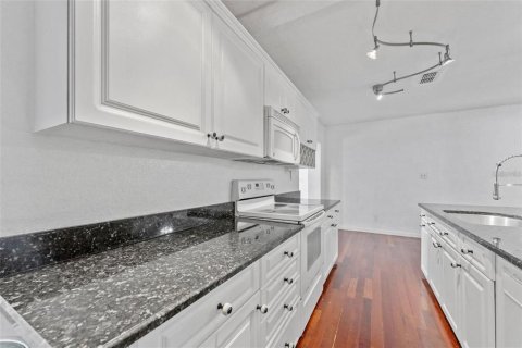 House in Lutz, Florida 4 bedrooms, 228.54 sq.m. № 2218683 - photo 11