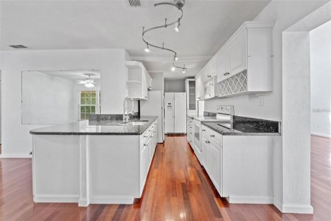 House in Lutz, Florida 4 bedrooms, 228.54 sq.m. № 2218683 - photo 10