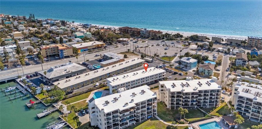 Condo in Treasure Island, Florida, 1 bedroom № 1780945