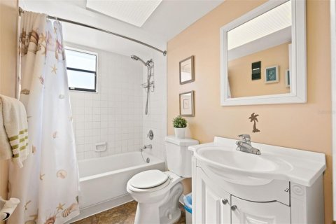 Condo in Treasure Island, Florida, 1 bedroom  № 1780945 - photo 14