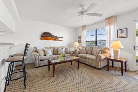 Condo in Treasure Island, Florida, 1 bedroom  № 1780945 - photo 9
