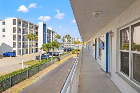 Condo in Treasure Island, Florida, 1 bedroom  № 1780945 - photo 7
