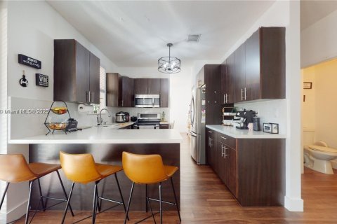 Casa en venta en Miami, Florida, 4 dormitorios, 180.23 m2 № 1967848 - foto 5