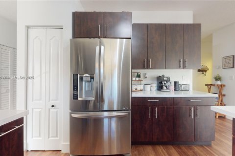 Casa en venta en Miami, Florida, 4 dormitorios, 180.23 m2 № 1967848 - foto 6