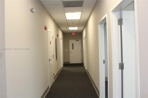 Immobilier commercial à vendre à Doral, Floride № 2170858 - photo 11