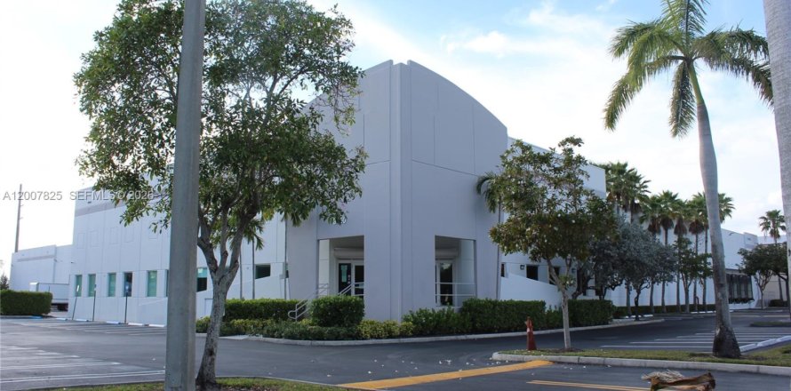 Immobilier commercial à Doral, Floride № 2170858