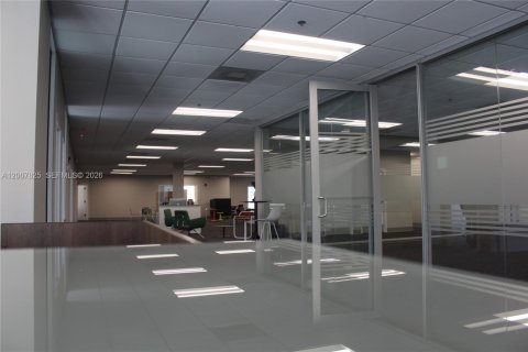 Immobilier commercial à vendre à Doral, Floride № 2170858 - photo 14