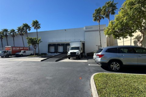 Immobilier commercial à vendre à Doral, Floride № 2170858 - photo 19