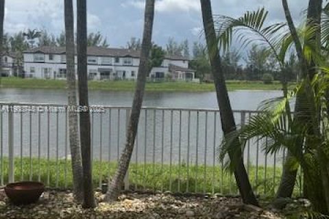 Купить таунхаус в Дорал, Флорида 3 спальни, 141.21м2, № 1964643 - фото 1