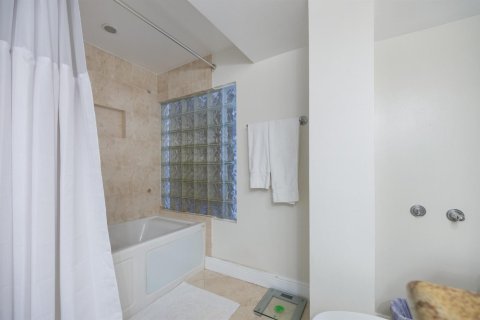 House in Lauderdale-by-the-Sea, Florida 3 bedrooms, 173.73 sq.m. № 2243356 - photo 16