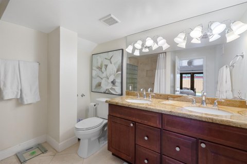 House in Lauderdale-by-the-Sea, Florida 3 bedrooms, 173.73 sq.m. № 2243356 - photo 15