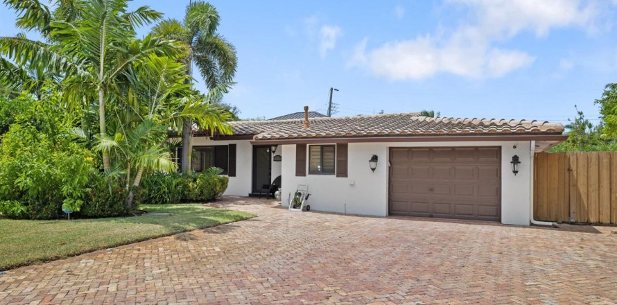 House in Lauderdale-by-the-Sea, Florida 3 bedrooms, 173.73 sq.m. № 2243356