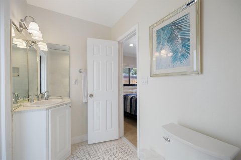 House in Lauderdale-by-the-Sea, Florida 3 bedrooms, 173.73 sq.m. № 2243356 - photo 19