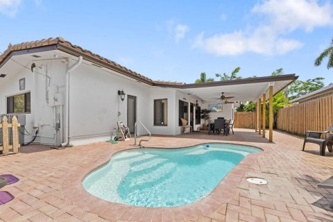 House in Lauderdale-by-the-Sea, Florida 3 bedrooms, 173.73 sq.m. № 2243356 - photo 8