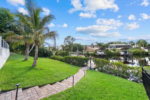 House in Sarasota, Florida 3 bedrooms, 179.86 sq.m. № 2425818 - photo 13