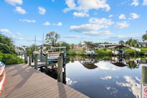 House in Sarasota, Florida 3 bedrooms, 179.86 sq.m. № 2425818 - photo 12