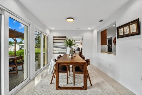 House in Sarasota, Florida 3 bedrooms, 179.86 sq.m. № 2425818 - photo 29