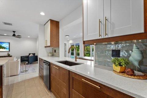 House in Sarasota, Florida 3 bedrooms, 179.86 sq.m. № 2425818 - photo 25