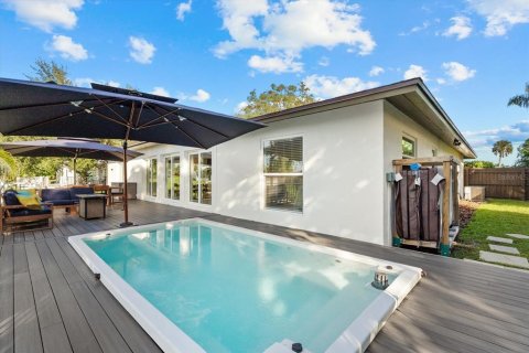 House in Sarasota, Florida 3 bedrooms, 179.86 sq.m. № 2425818 - photo 15