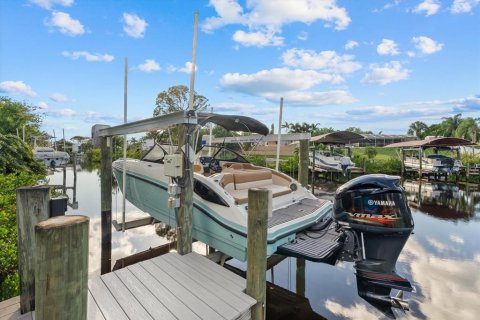 House in Sarasota, Florida 3 bedrooms, 179.86 sq.m. № 2425818 - photo 7