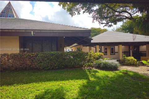 Commercial property in Miami Lakes, Florida № 2032619 - photo 4