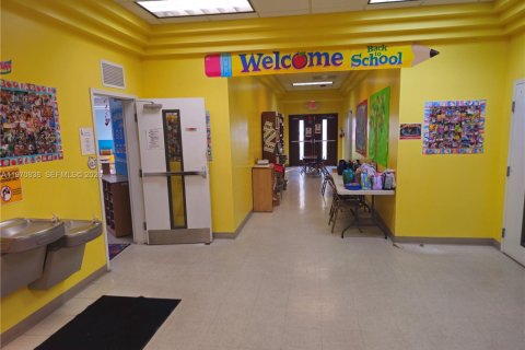 Commercial property in Miami Lakes, Florida № 2032619 - photo 21