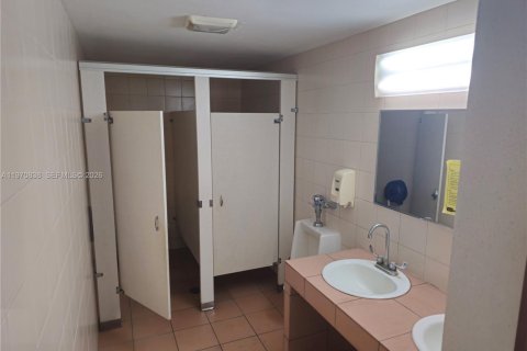 Commercial property in Miami Lakes, Florida № 2032619 - photo 15