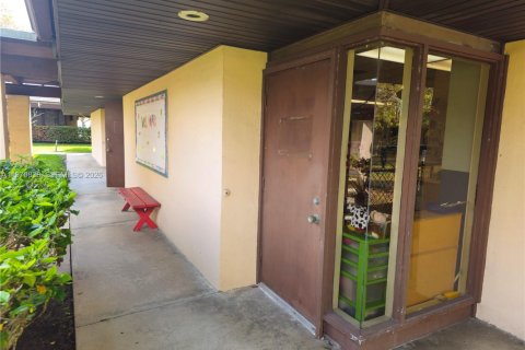 Commercial property in Miami Lakes, Florida № 2032619 - photo 10