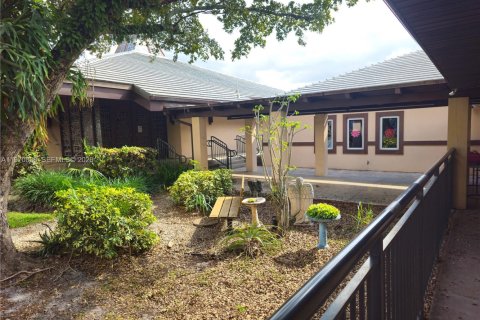 Commercial property in Miami Lakes, Florida № 2032619 - photo 18