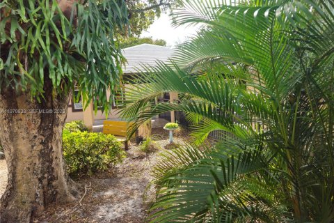 Commercial property in Miami Lakes, Florida № 2032619 - photo 17