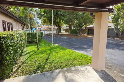 Commercial property in Miami Lakes, Florida № 2032619 - photo 16
