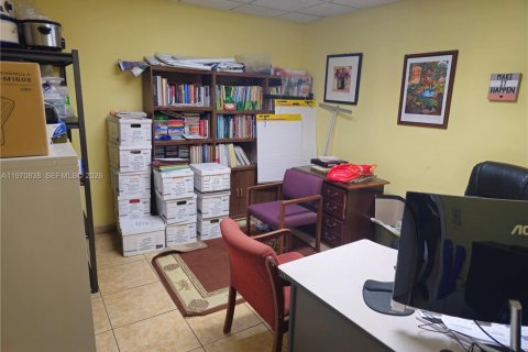 Commercial property in Miami Lakes, Florida № 2032619 - photo 7