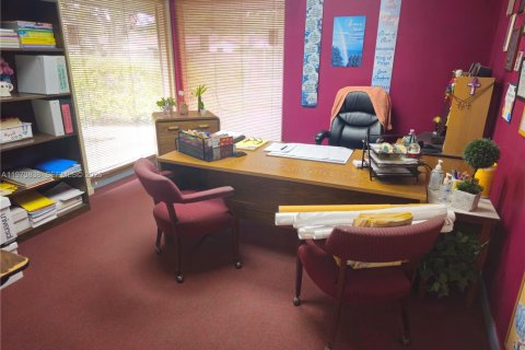 Commercial property in Miami Lakes, Florida № 2032619 - photo 6