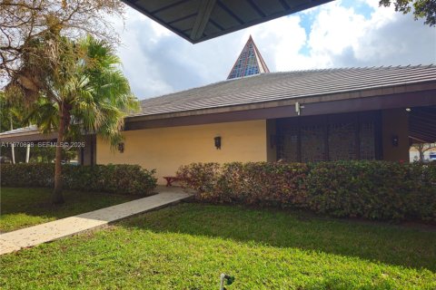 Commercial property in Miami Lakes, Florida № 2032619 - photo 5